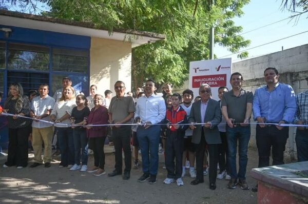 Cumple Lalo Gattás a alumnos y maestros de la primaria José Martínez y Martínez