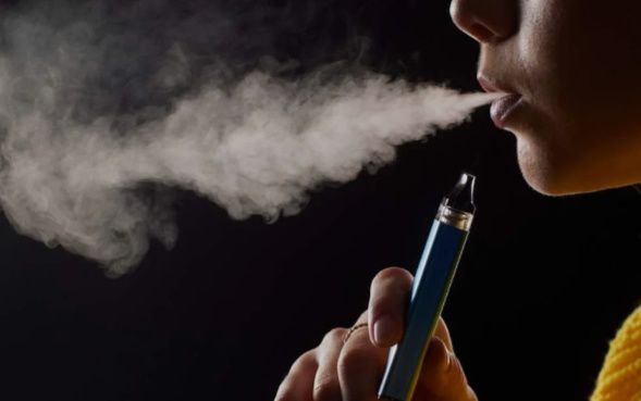 El consumo de vapeadores en menores de edad sería considerado un delito