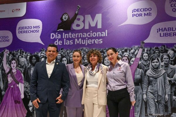 Asisten Lucy y Lalo a ciclo de conferencias en conmemoración del M8