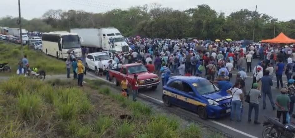 Pescadores bloquean la Tampico- Tuxpan; protestan contra Rocio Nahle