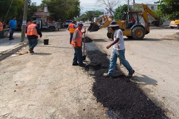 Mantiene Municipio acciones de bacheo en periodo vacacional.