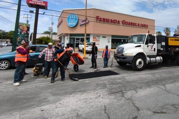 Llega bacheo a las colonias Nacozari, Del Periodista y Las Palmas.