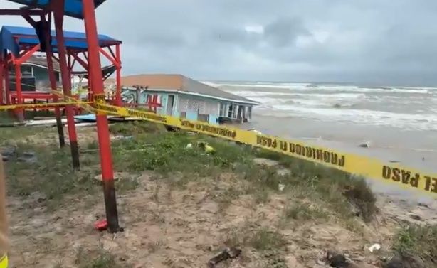 Colapsa restaurante por oleaje y fuertes vientos