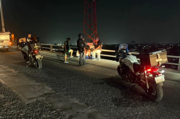 Rescatan a mujer que intentaba suicidarse en el puente Tampico