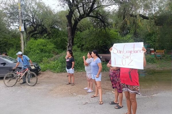 Cierran carretera en protesta por falta de energía