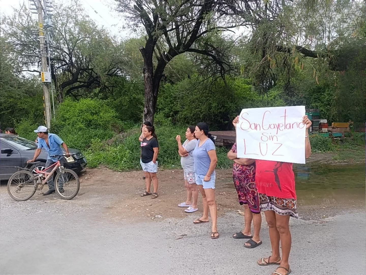 Cierran carretera en protesta por falta de energía