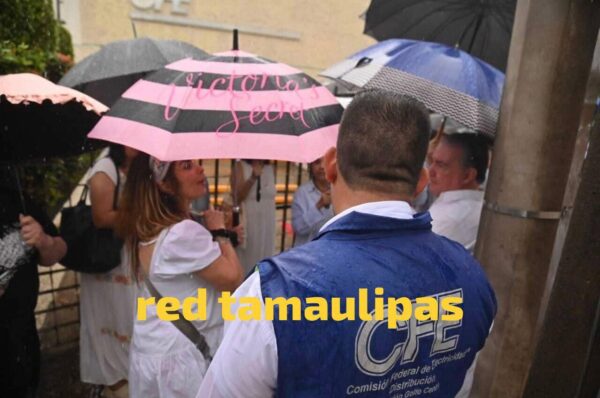 Entre lluvia y apagones, vecinos de zona residencial se rebelan contra la CFE
