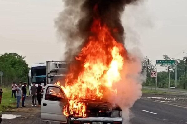 Incendio de camioneta moviliza a cuerpos de emergencia en Altamira
