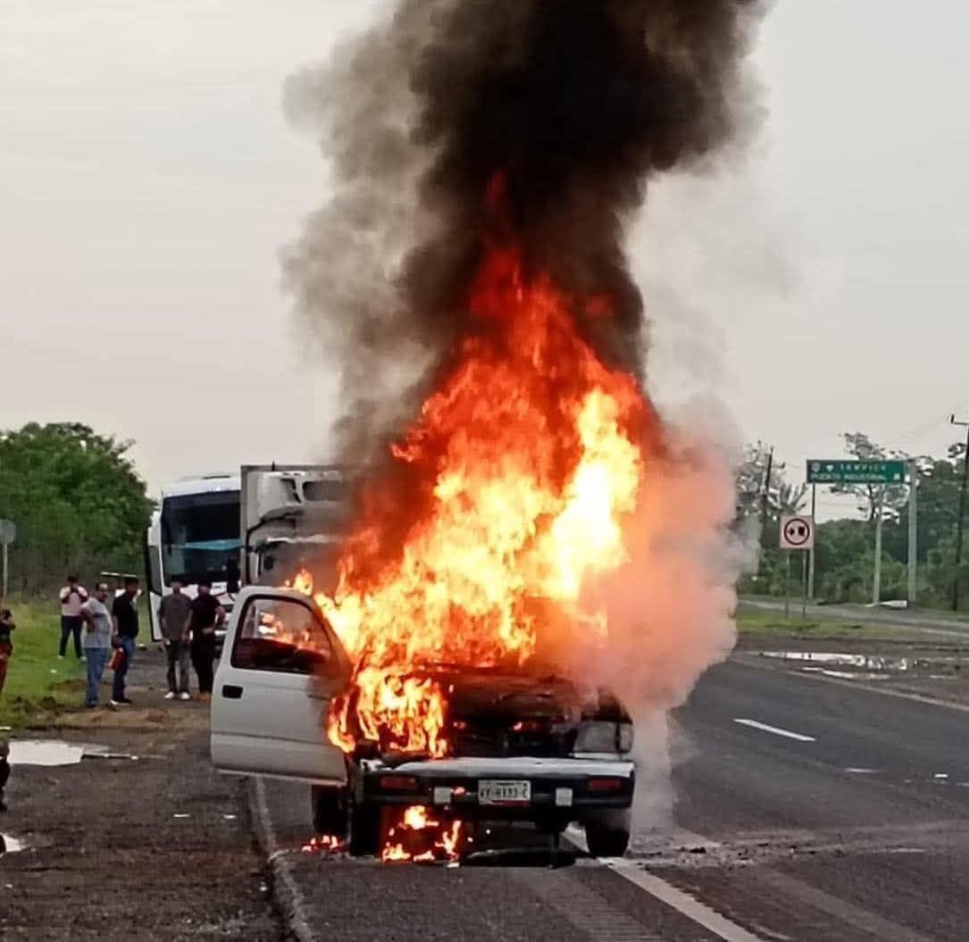 Incendio de camioneta moviliza a cuerpos de emergencia en Altamira