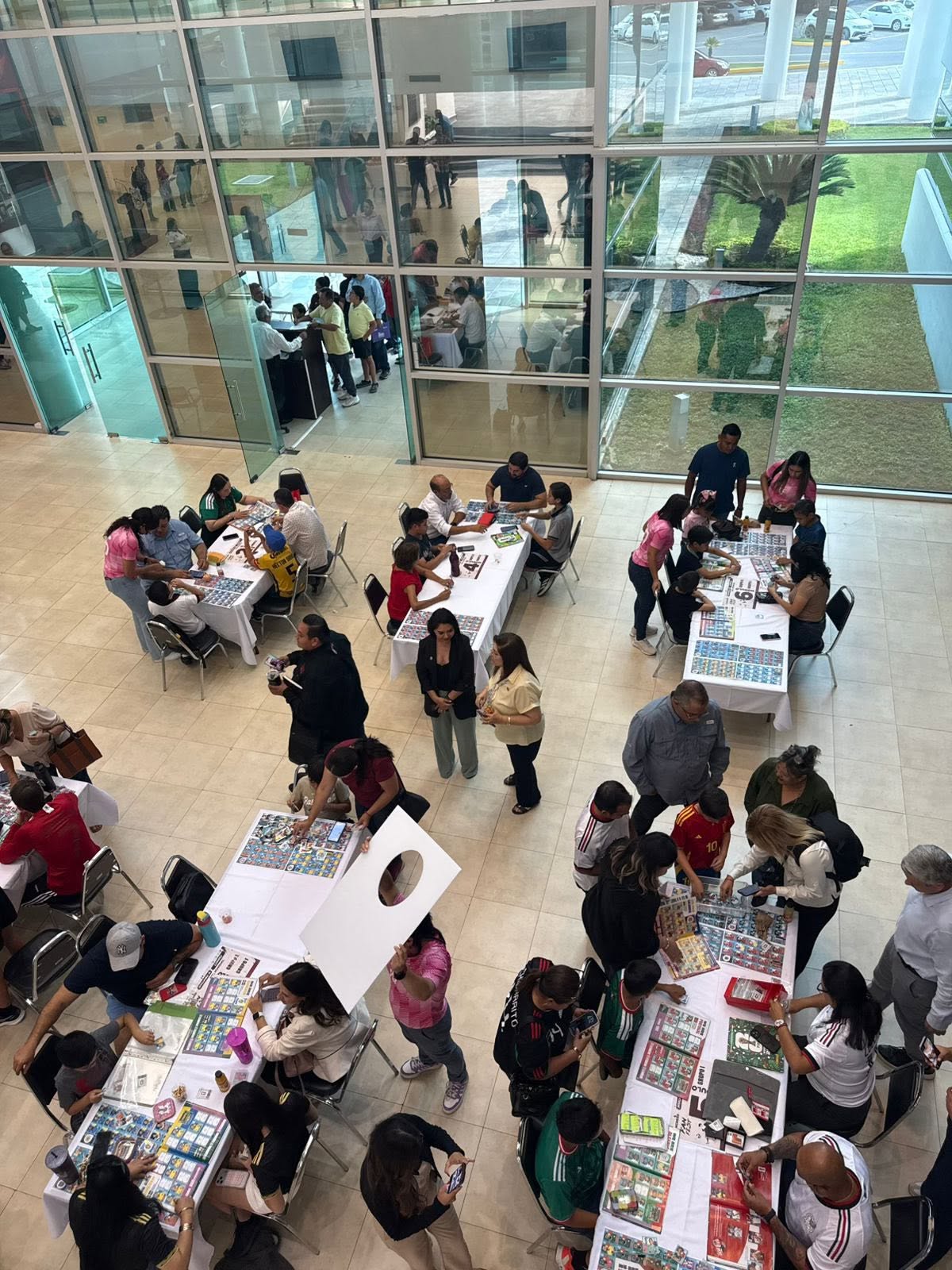 Aficionados se reúnen en Congreso FEST para intercambiar estampas del Mundial 2026