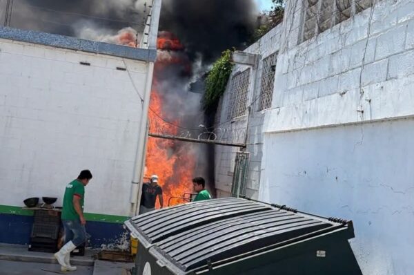 Atienden incendio en Carne Mart de Tampico