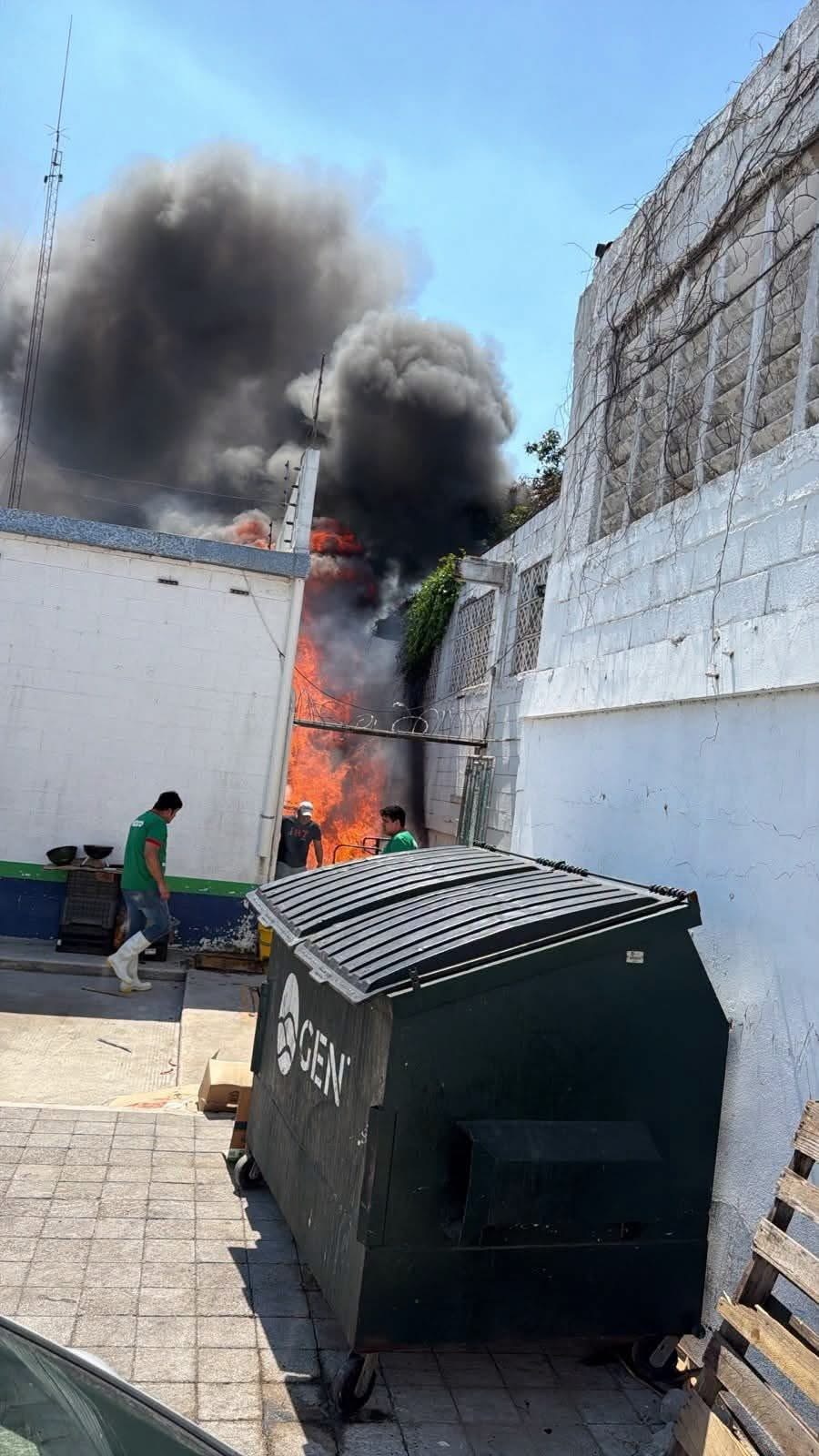 Atienden incendio en Carne Mart de Tampico