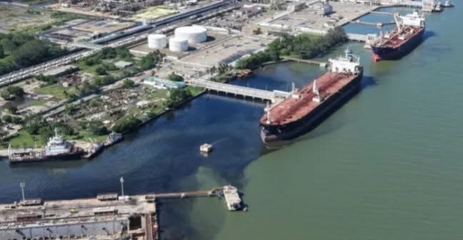 Pemex y Marina guardan silencio ante aparición de mancha de crudo en el río Pánuco