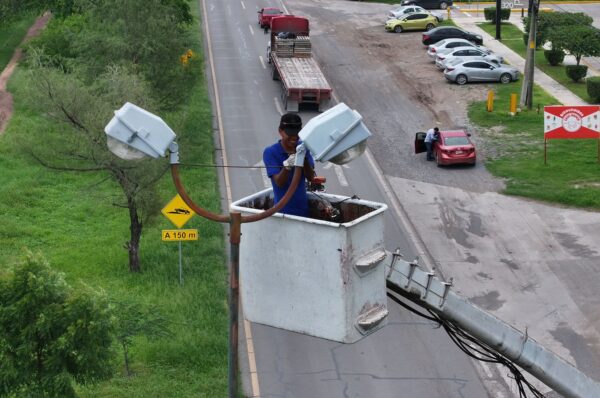 Instalan 2 mil nuevas lámparas para seguridad de las familias victorenses.