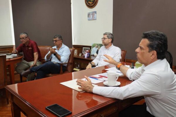 Alcalde Lalo Gattás evalúa y refuerza estrategia de recolección y limpieza en Victoria