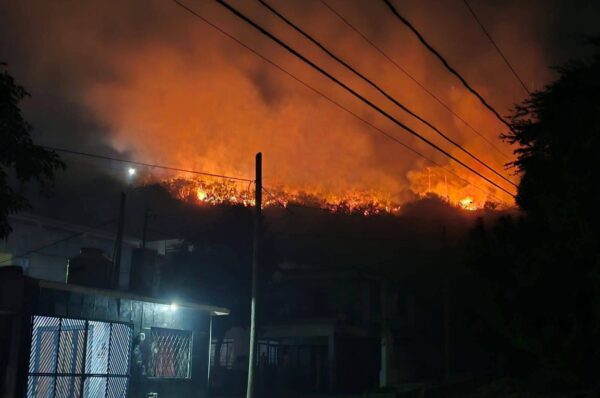 Incendio en la margen del río San Marcos alarma a vecinos de la colonia Mainero