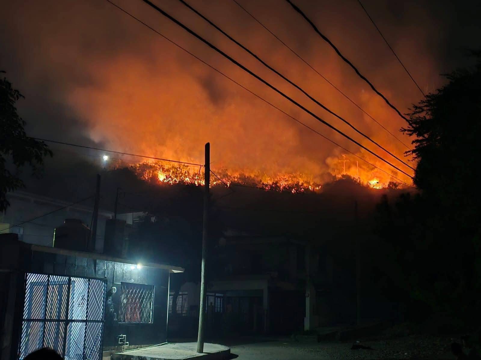 Incendio en la margen del río San Marcos alarma a vecinos de la colonia Mainero