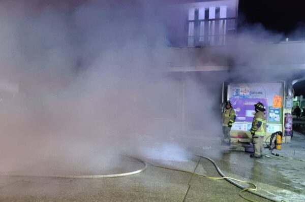 ⚠️👩🏽‍🚒Incendio consume abarrote en la colonia Borreguera de Tampico