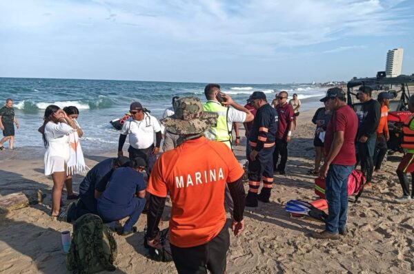 Dos jóvenes estuvieron en riesgo y fueron rescatados en playa Velamar