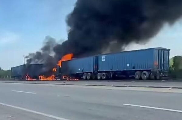 🔴🚨 Fuerte accidente e incendio de tráileres provoca alerta en la Tampico-Mante