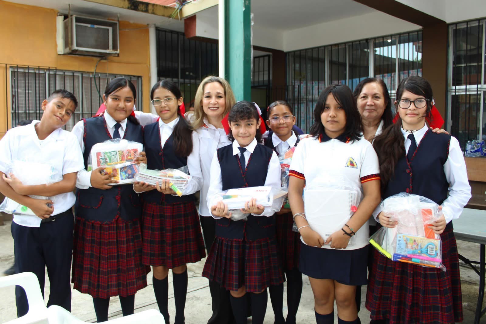 “Entrega Familia UAT útiles escolares a niñez vulnerable con la colecta “Impulsando Corazones”
