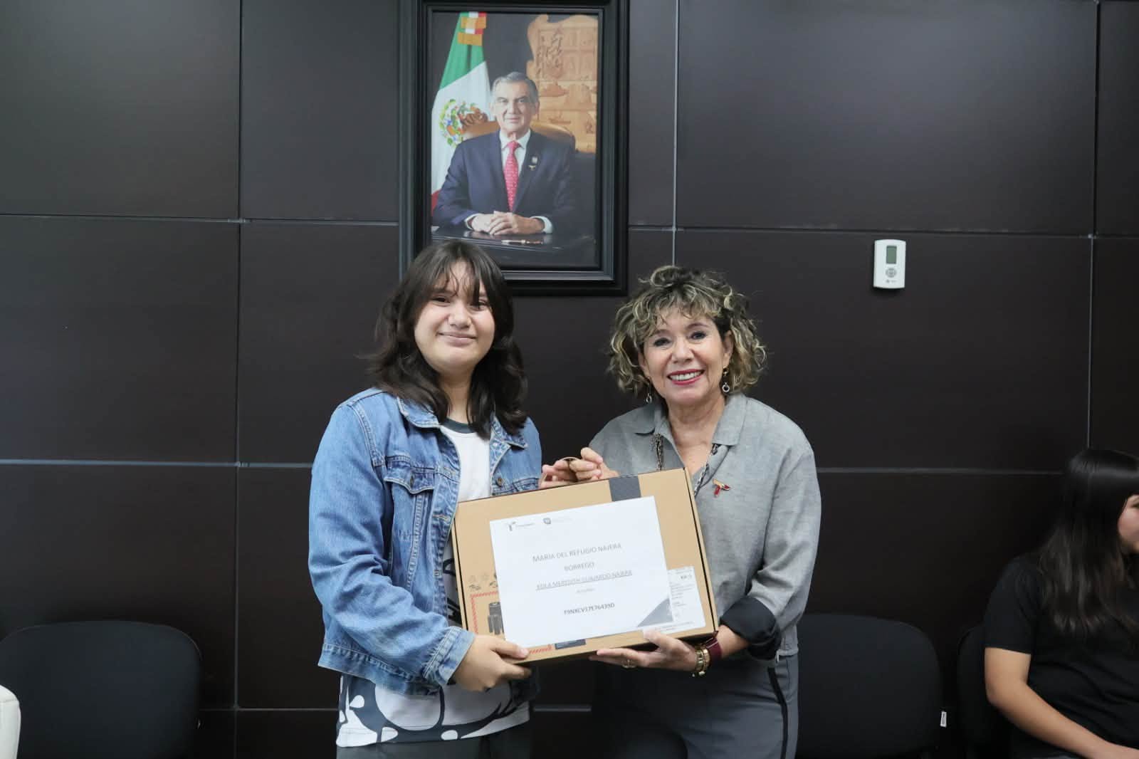 Entrega SEBIEN computadoras a estudiantes